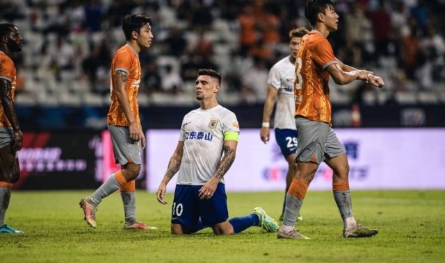  波鸿年轻门将神勇发挥，多次扑救力保球队全身而退  