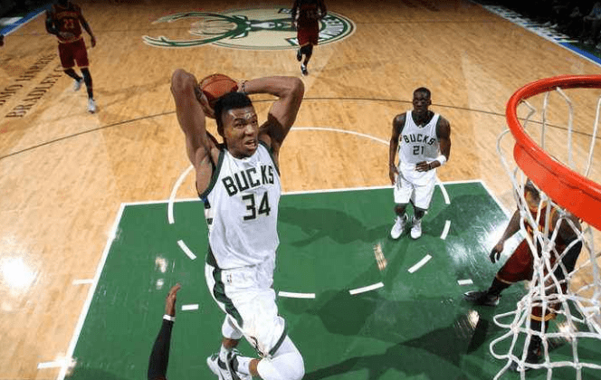  字母哥暴扣统治禁区，雄鹿主场大胜篮网止连败