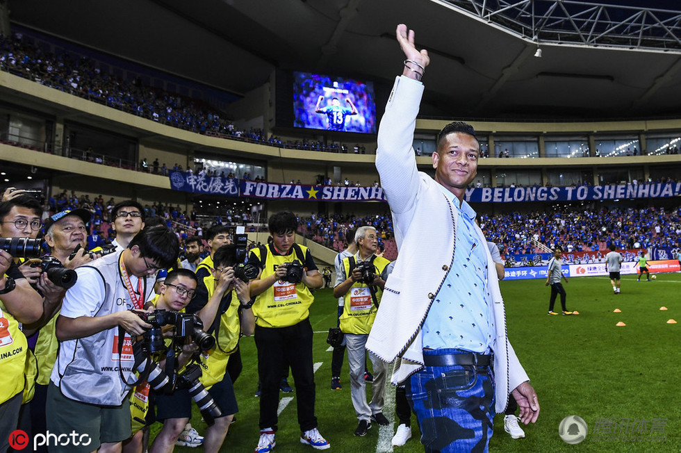  蒙彼利埃老将退役，俱乐部为其举办告别仪式  